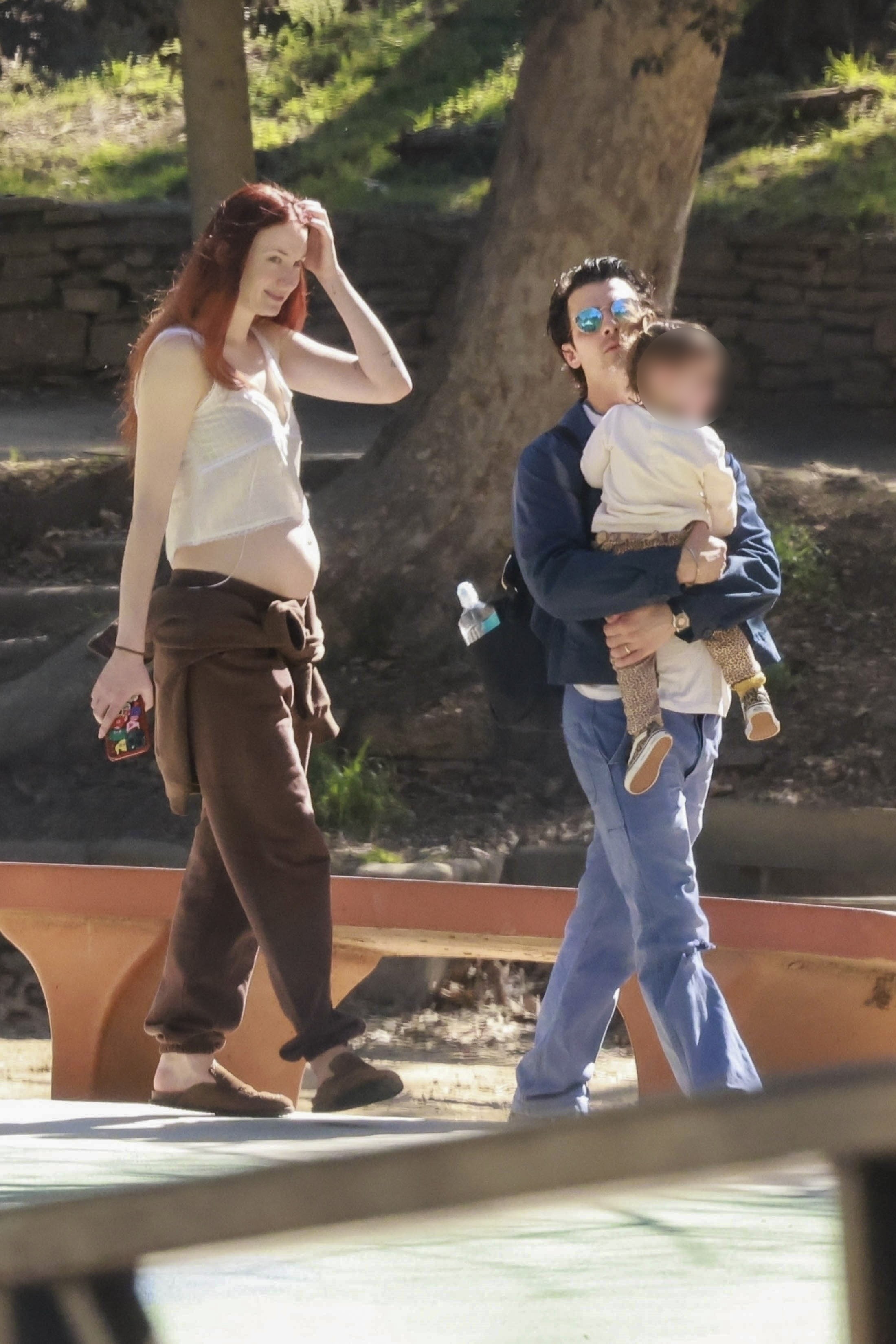 Sophie Turner acende rumores de gravidez ao ser clicada exibindo barriguinha em passeio com Joe Jonas e a filha, Willa (Foto: The Grosby Group)