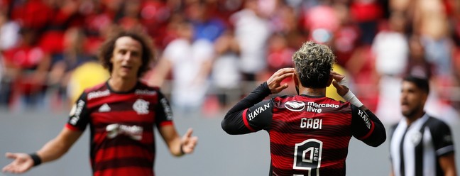 David Luiz e Gabigol durante jogo do Flamengo. Dupla não tem se entendido dentro de campo  — Foto: Cristiano Mariz
