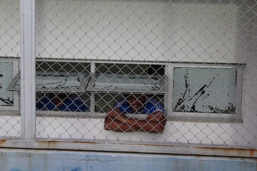 Após ser expulso, Charles ficou escondido o vestiário (Foto: Marcos Dantas)