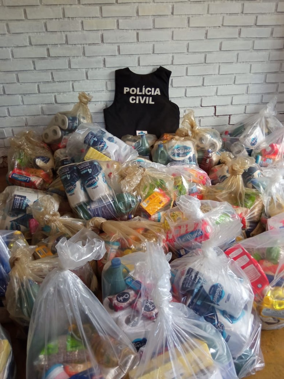 Cestas básicas foram apreendidas pela Polícia Civil — Foto: Divulgação
