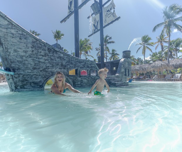 Karina Bacchi com o filho Enrico (Foto: Grand Palladium Punta Cana Resort e Spa/Divulgação)