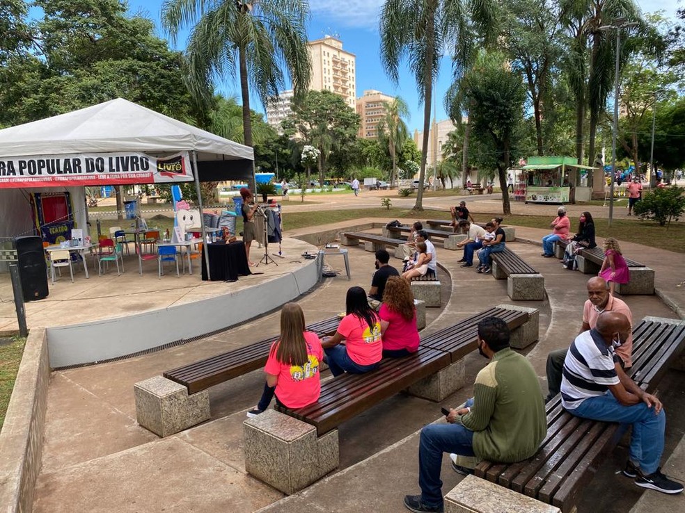 Feira Popular do Livro é realizada na Praça Nove de Julho, em Presidente Prudente  — Foto: Supervisão Odontológica/Divulgação 