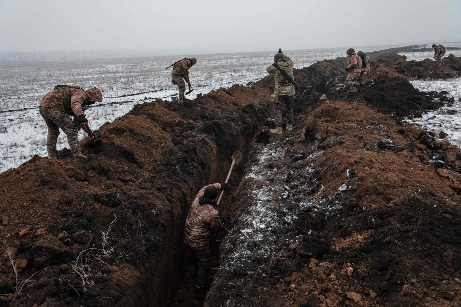 Militares ucranianos abrem trincheira perto de Bakhmut, em meio à invasão russa da Ucrânia
