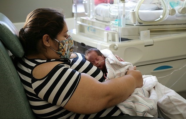 Mãe só conheceu a filha três semanas após o parto (Foto: Reprodução Facebook)