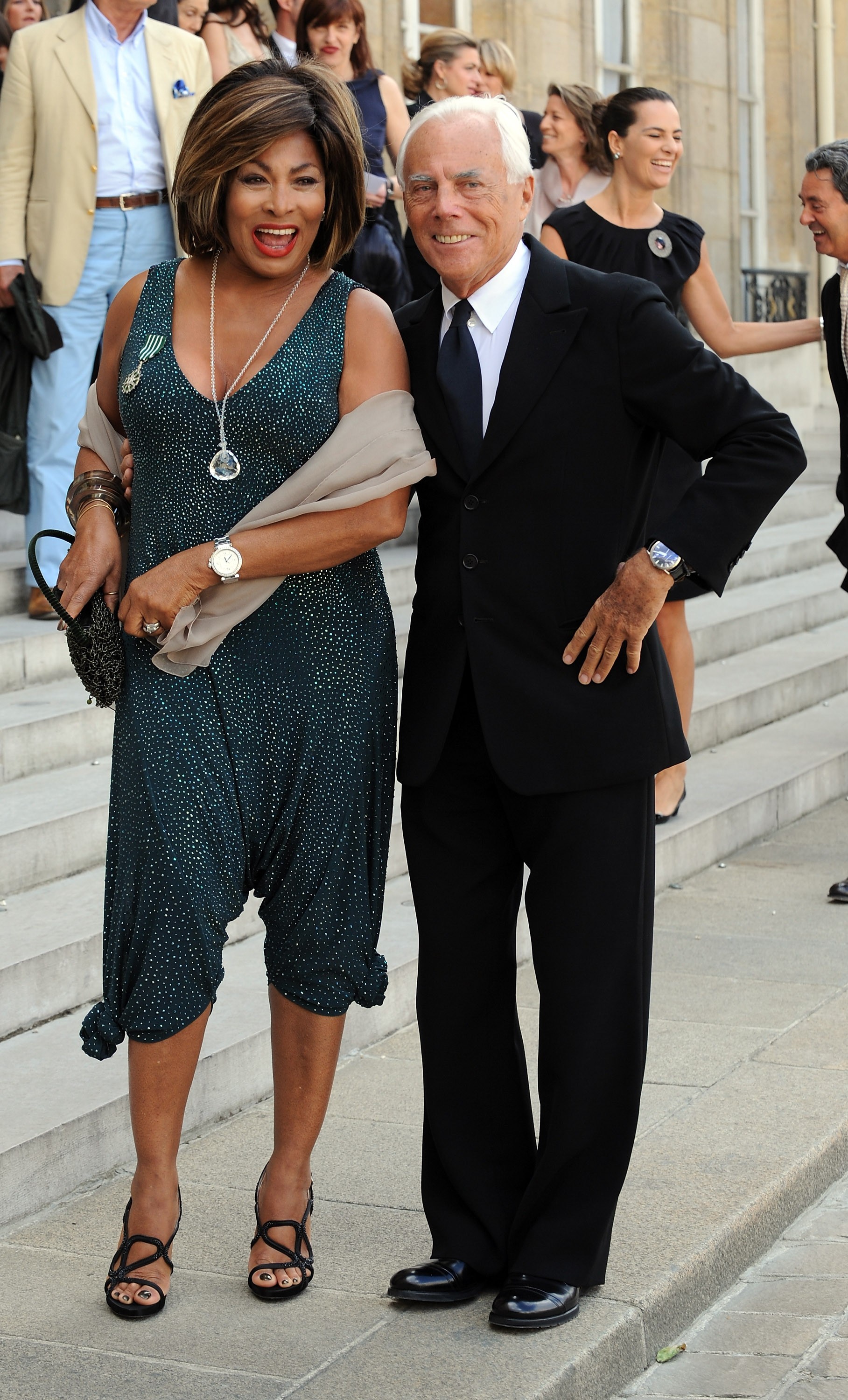 PARIS - JULY 03:  Italian fashion icon Giorgio Armani (R) poses with Singer Tina Turner (L) in the courtyard of the Elysee Palace before attending a ceremony at the president's official residence for honorees of France's most prestigious Legion D'Honneur  (Foto: WireImage)