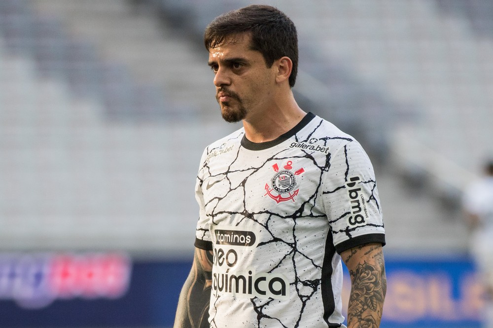Fagner sente dor na panturrilha, sai no primeiro tempo e será avaliado por médicos do Corinthians