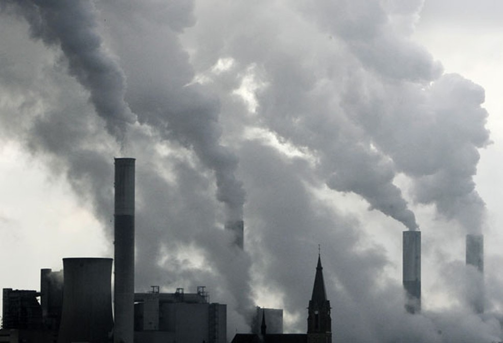 Emissões dos gases de efeito estufa têm efeitos no aquecimento global — Foto: Frank Augstein/AP