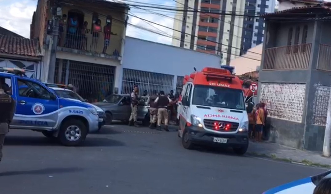 Homem é morto a tiros e enteada de 12 anos fica ferida por dupla em moto em Feira de Santana