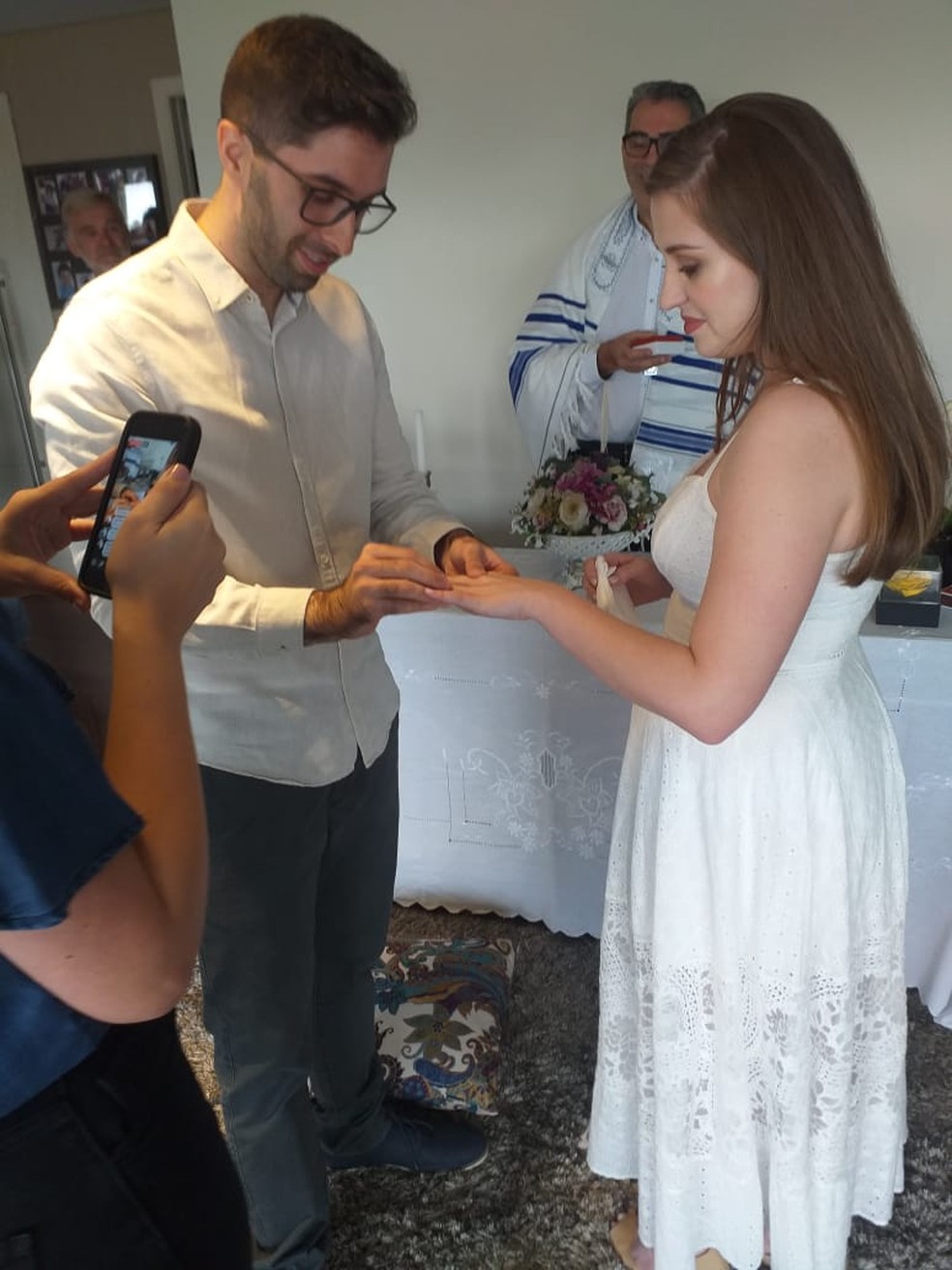 Apenas os pais dos noivos prestigiaram a festa em casa  — Foto: Arquivo pessoal 