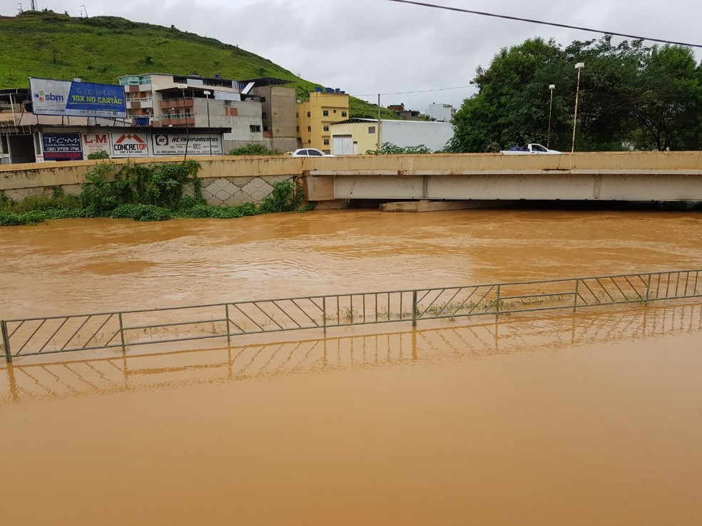 Nível do Rio Muriaé na região do Bairro Napoleão em Muriaé, após as chuvas. — Foto: Gabriela Mariquito/Arquivo Pessoal 