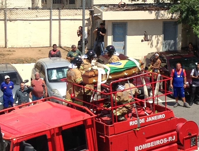 Carlos Alberto Torres enterro caixão no carro de bombeiros (Foto: Rafael Chimelli)