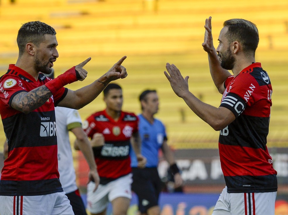 Arrascaeta e Everton Ribeiro comemoram gol do Flamengo contra o Sport — Foto: Marcelo Cortes/Flamengo