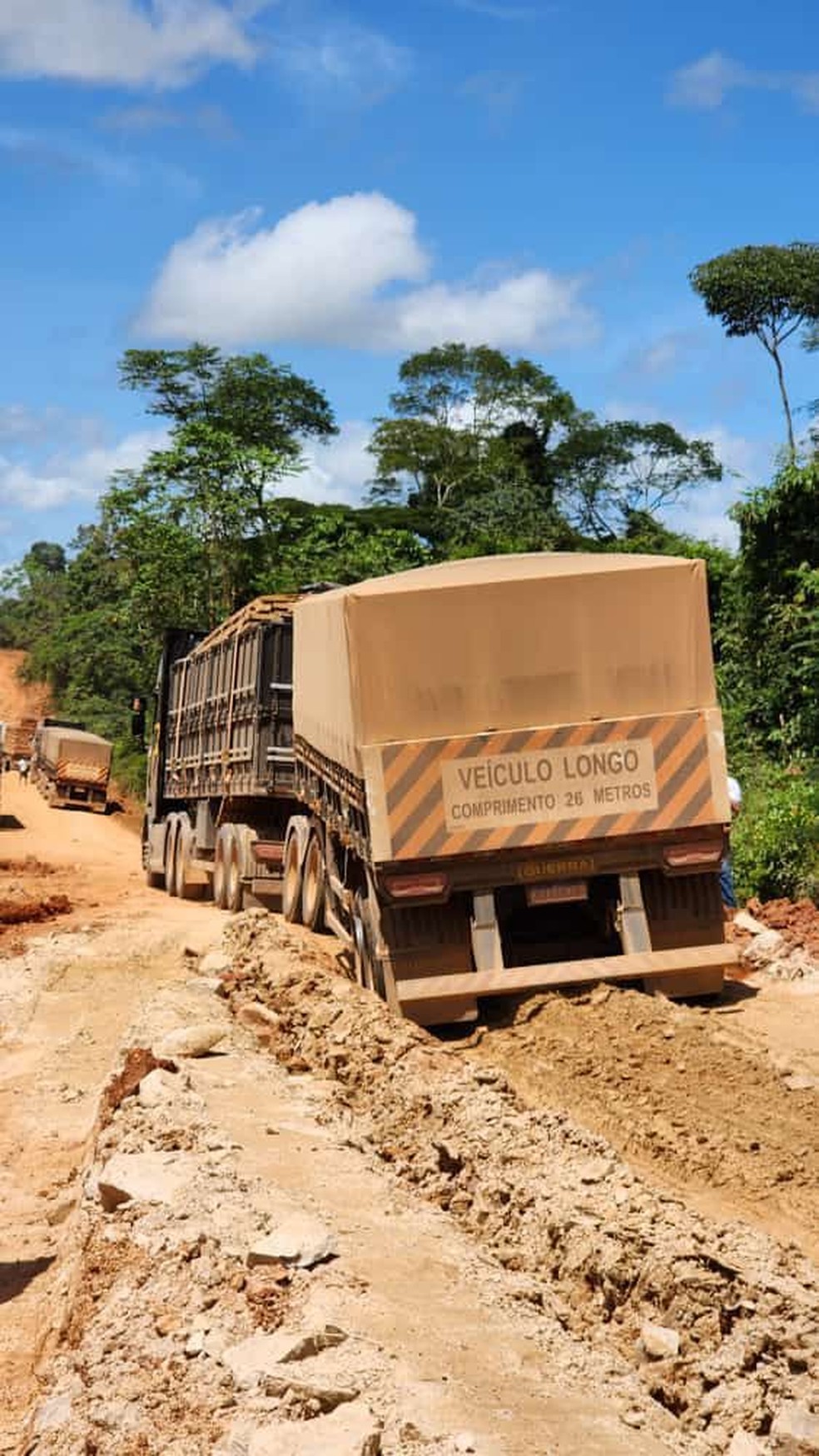 Caminhão de grãos passando por atoleito na rodovia MT-170 — Foto: Sindicato Rural de Juruena (MT)
