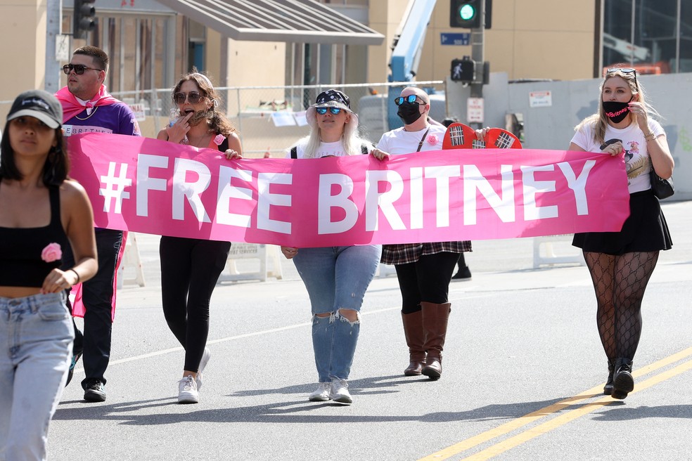 'FreeBritney': Fãs acompanharam audiência do lado de fora do tribunal, em Los Angeles, nesta quarta (29) — Foto: Kevin Winter/Getty Images via AFP