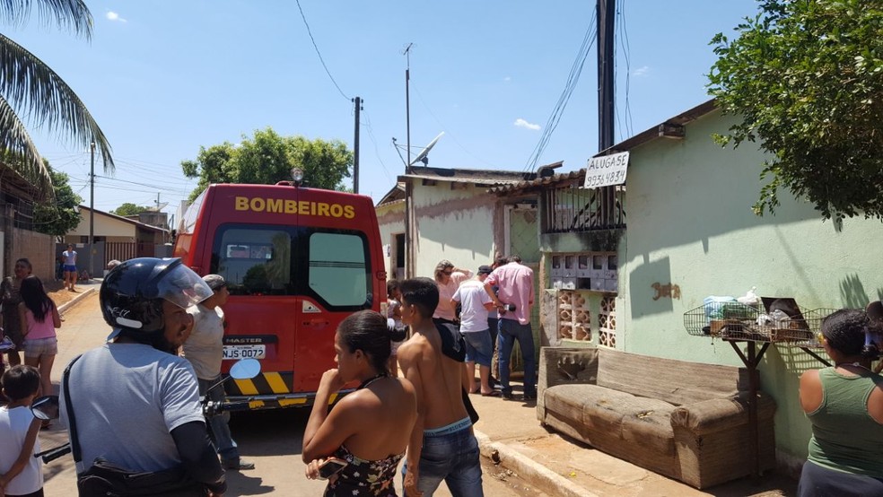 Vizinhos que acionaram a PM e o Corpo de Bombeiros disseram ter ouvido barulhos na quitinete na noite de segunda-feira (4) (Foto: Lucas Torres/Portal Sorriso)