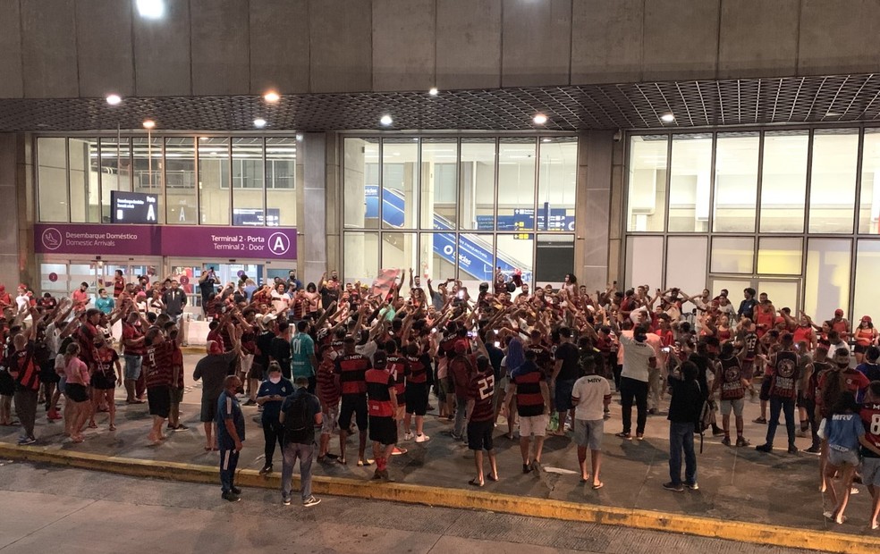 Torcida do Flamengo em festa à espera do time campeão, no Aeroporto do Galeão — Foto: André Durão / ge