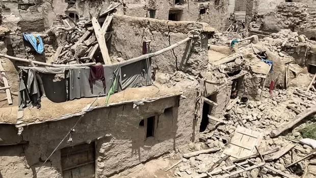 Casas destruídas após o terremoto no Afeganistão (Foto: GETTY IMAGES via BBC)