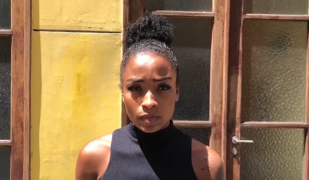 Sarah Fonseca chegou no fim da manh&atilde; (8) na Decradi para registrar caso de racismo &mdash; Foto: Carlos Brito / g1