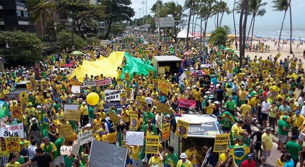 16 de agosto: manifestantes protestam em Recife (Foto: Reprodução Twitter/ ‏@Cleubercarlos )