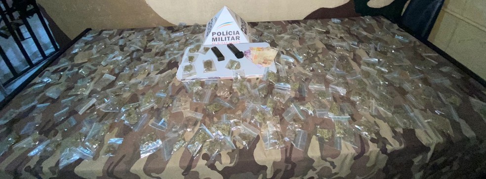 Material apreendido no Bairro Grajaú em Juiz de Fora — Foto: Polícia Militar/Divulgação