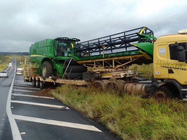 Moto atingiu a carreta em rodovia (Foto: Alan Schneider/TV TEM)