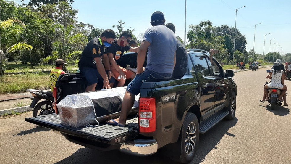 Translado do corpo de Jonatha foi acompanhado por moradores do município de Borba. — Foto: Divulgação