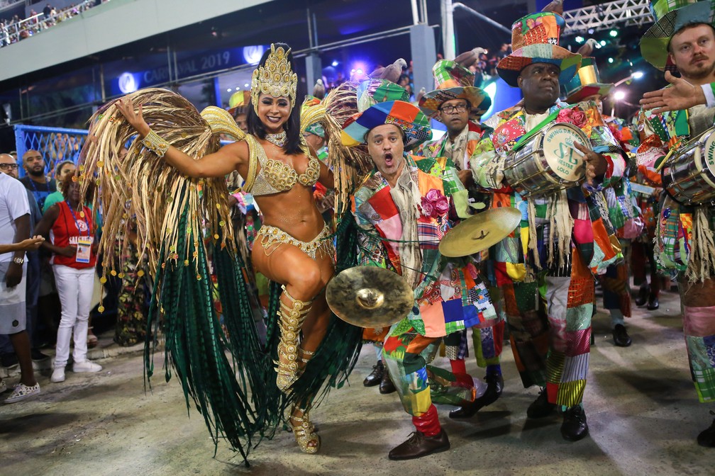 Rainha de bateria com integrantes da bateria da Imperatriz Leopoldinense â€” Foto: Rodrigo Gorosito/G1