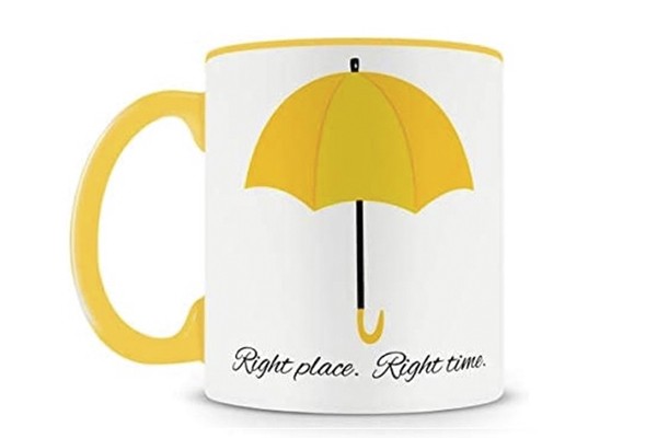 Caneca ilustra o popular guarda-chuva amarelo da futura esposa do personagem Tedy (Foto: Reprodução/Amazon)