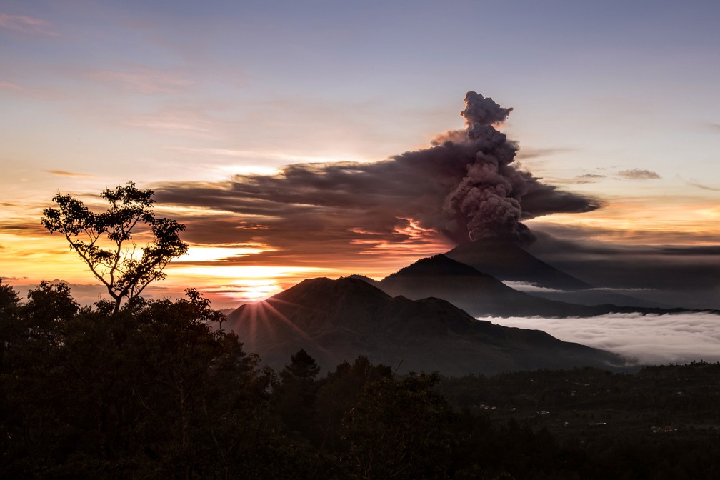 Vulcão Agung entrou em atividade e lança fumaça em Bali, na Indonésia, em foto deste domingo (26)  (Foto: Emilio Kuzma-Floyd/ Reuters)