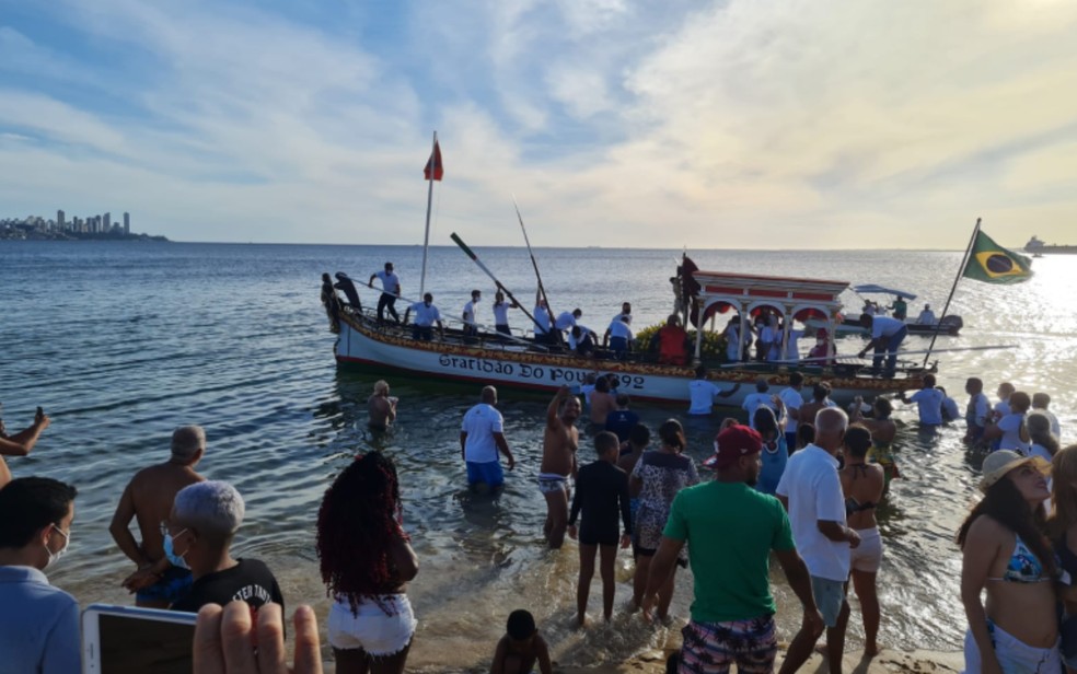 Galeota 'Gratidão do Povo' é levada ao mar para iniciar festejos a Bom Jesus dos Navegantes — Foto: Eduardo Oliveira/TV Bahia