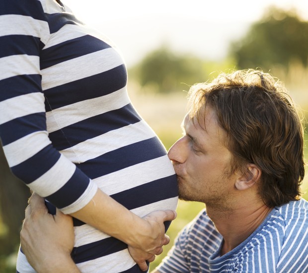 O pai pode ficar bem pertinho do bebê mesmo antes de ele nascer. O canal é a mãe!  (Foto: Thinkstock)