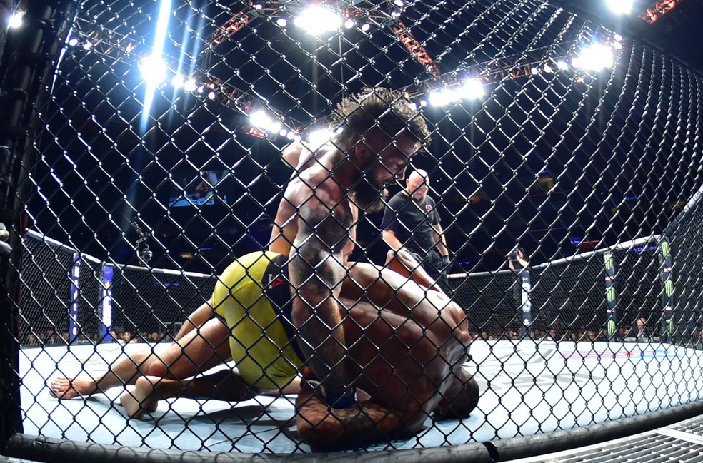 Mike Perry castigou Alex Cowboy no ground and pound â?? Foto: Jason Silva