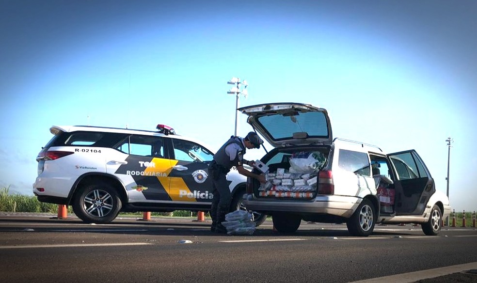 Produtos foram trazidos do Paraguai e estavam no porta-malas e bancos do veículo abordado em Pongaí — Foto: Polícia Rodoviária / Divulgação 