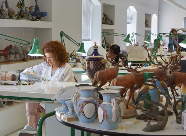 A Oficina de Pintura fica dentro do museu da Vista Alegre. Os visitantes podem conferir de perto os artistas pintando à mão as peças de porcelana (Foto: Divulgação)