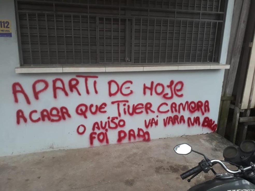 Facção criminosa deixa pichações com ameaças a quem utilizar câmeras de segurança na periferia de Belém. — Foto: Reprodução / PM-PA