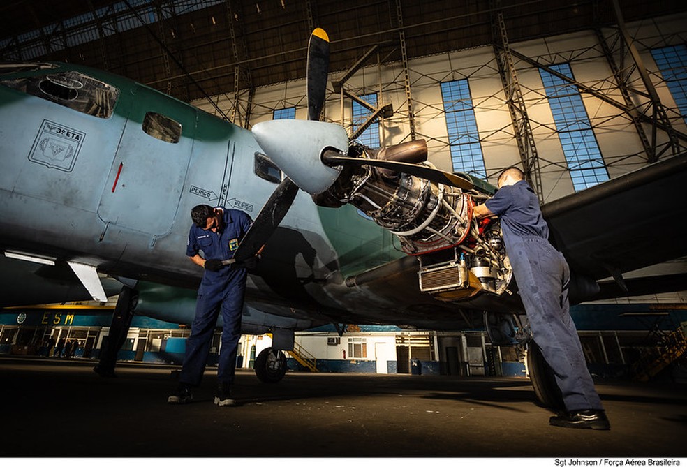 Oficiais da Aeronáutica fazem manutenção em aeronave  — Foto: Sgt Batista/FAB