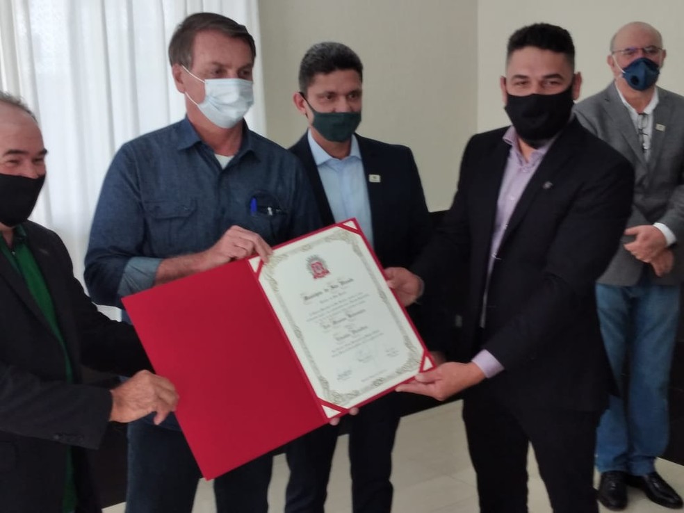 Presidente Jair Bolsonaro recebe t&iacute;tulo de homenagem em S&atilde;o Vicente, SP. &mdash; Foto: Divulga&ccedil;&atilde;o/C&acirc;mara de S&atilde;o Vicente