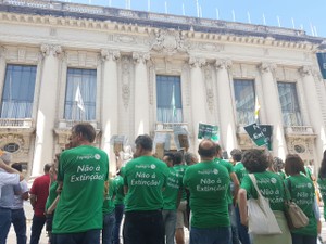 Servidores vestem camisetas com mensagens contra extinções de fundações estaduais (Foto: Igor Grossmann/G1)