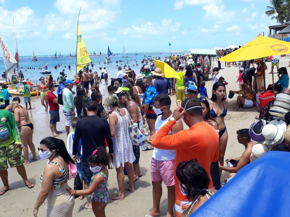 7 de setembro - Turistas se aglomeram em alguns trechos da Praia de Porto de Galinhas, em Ipojuca, no Litoral Sul de Pernambuco — Foto: Anchieta Américo/TV Globo