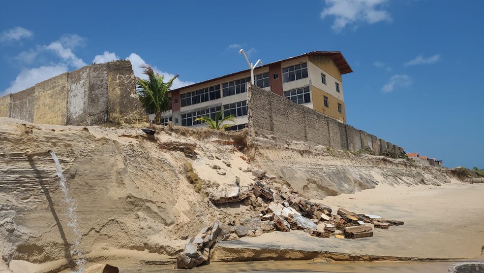 Muro de condomínio no Icaraí, em Caucaia, desabou com força da maré nesta segunda-feira (10). — Foto: Arquivo pessoal