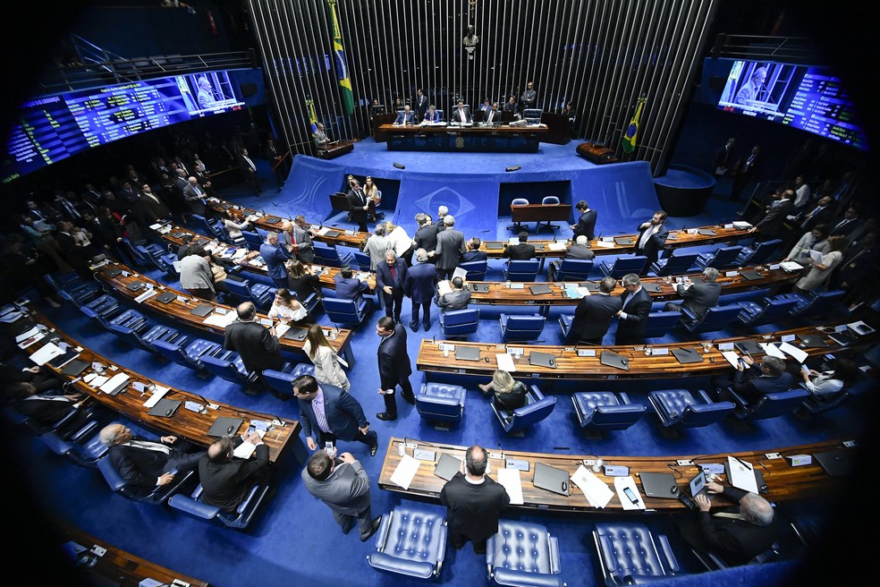 Senadores reunidos no plenÃ¡rio durante a discussÃ£o sobre os decretos das armas â€” Foto: Marcos Oliveira/AgÃªncia Senado
