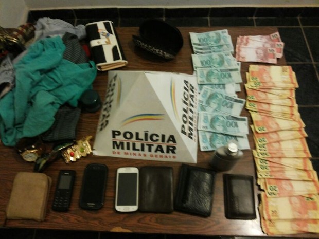 Polícia apreendeu o material e conduziu os três envolvidos para delegacia de Caratinga (Foto: PM de Caratinga / Divulgação)