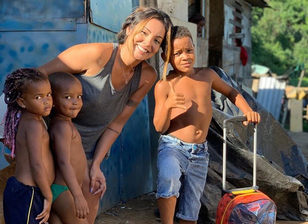 Carol Nakamura com Wallace e outras duas crianças no Jardim Gramacho, em Duque de Caxias (Foto: Reprodução/Instagram)