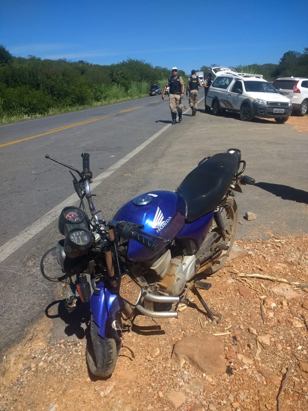 Moto foi atingida ainda por outro carro que seguia pela rodovia â€” Foto: PolÃ­cia Militar/DivulgaÃ§Ã£o