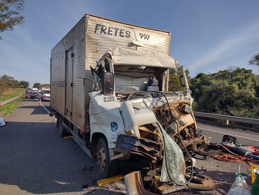 Caminhão ficou com a cabine destruída na BR-153 em Marília (SP) — Foto: PRF/Divulgação