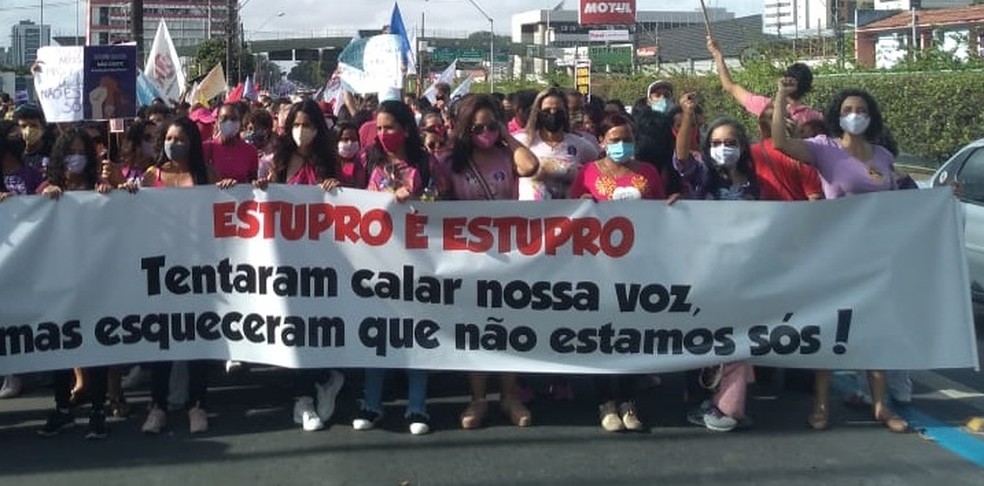 Manifestação em Maceió cobra Justiça para casos de estupro — Foto: Carolina Sanches/TV Gazeta 
