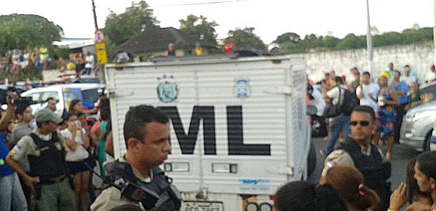 Equipe do IML também esteve no Complexo do Curado, nesta terça; a morte de mais um detento foi confirmada pelo governo, no fim da tarde (Foto: Katherine Coutinho / G1)