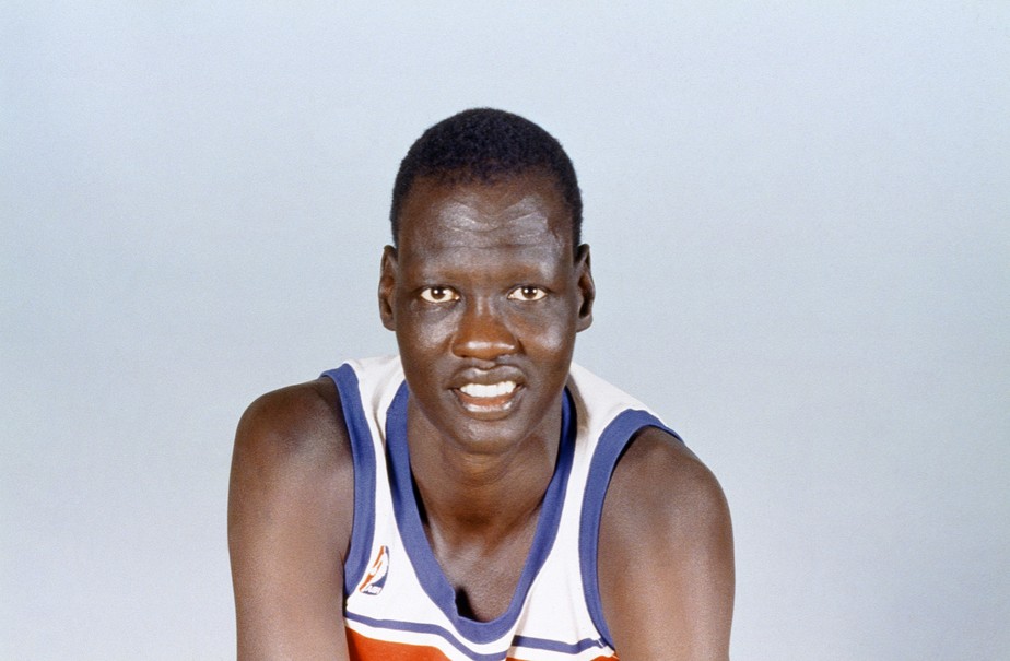 Ex-treinador diz que Manute Bol tinha 50 anos quando jogava na NBA