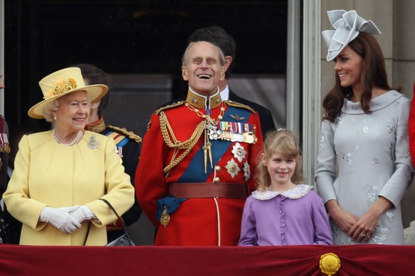 Rainha Elizabeth 2ª, Príncipe Philip, Lady Louise Windsor e Kate Middleton em evento da realeza britânica em junho de 2012 (Foto: Getty Images)