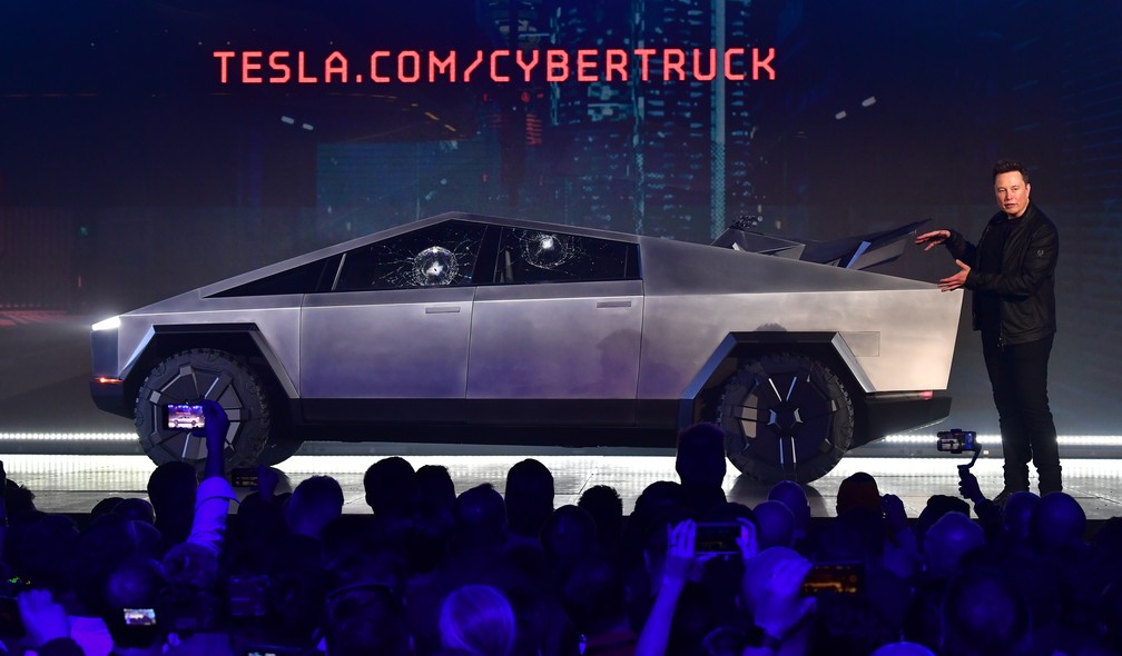 Tesla Cybertruck com as janelas quebradas — Foto: AFP